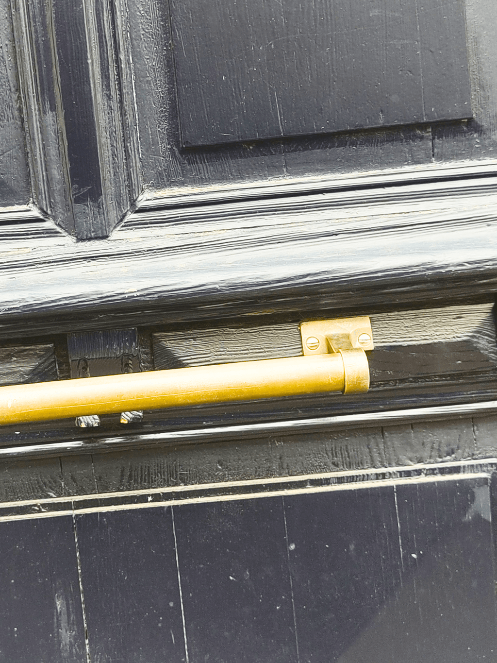 En situation sur la porte, vue rapprochée - Barre de tirage Art Déco