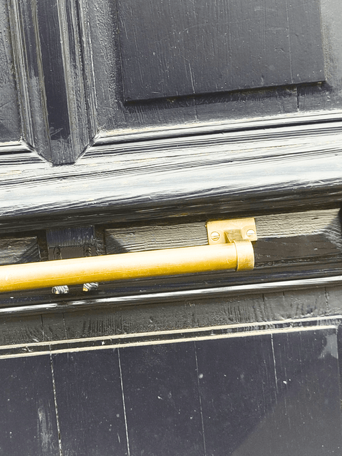 En situation sur la porte, vue rapprochée - Barre de tirage Art Déco