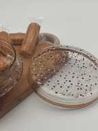 Couvercle posé à côté - Boîte à biscuits peinte à la main