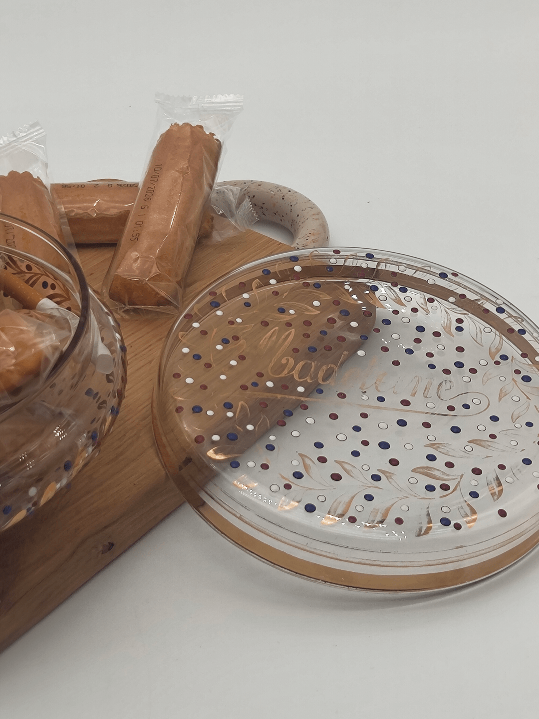 Couvercle posé à côté - Boîte à biscuits peinte à la main