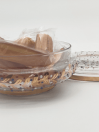 Couvercle entrouvert - Boîte à biscuits peinte à la main