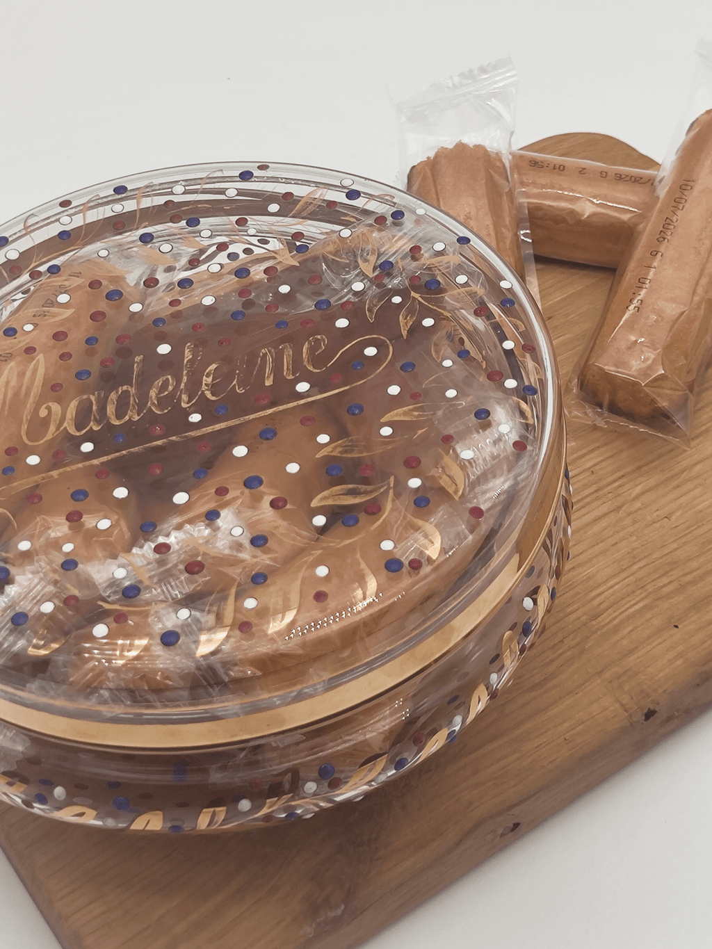 Détail du décor peint du couvercle - Boîte à biscuits peinte à la main