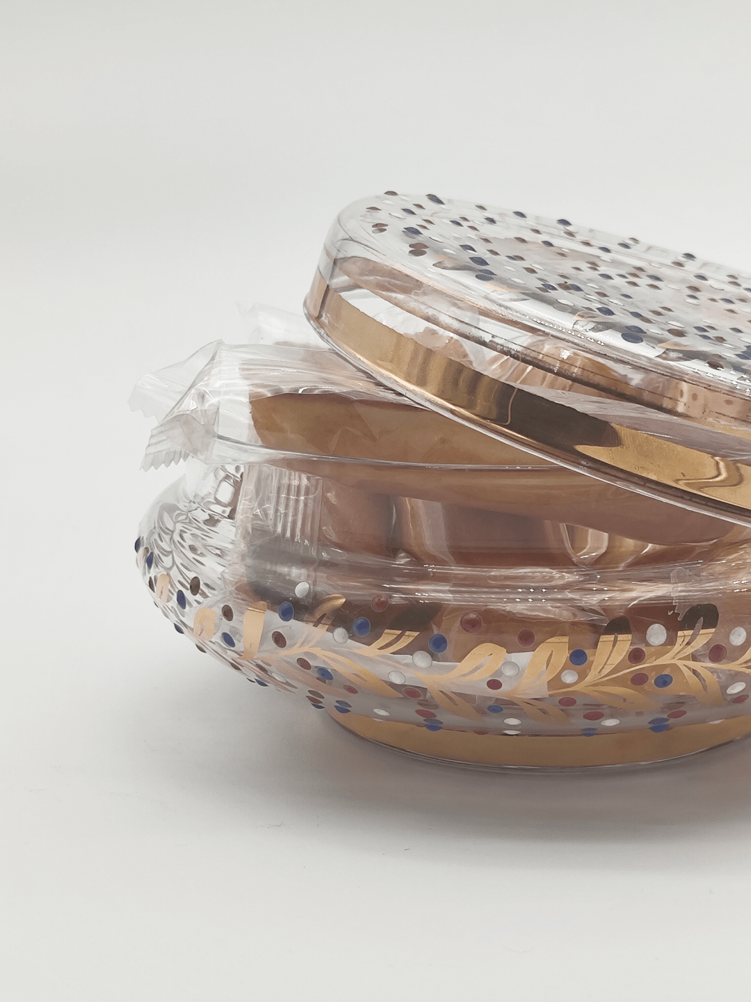 Vue de trois quarts - Boîte à biscuits peinte à la main
