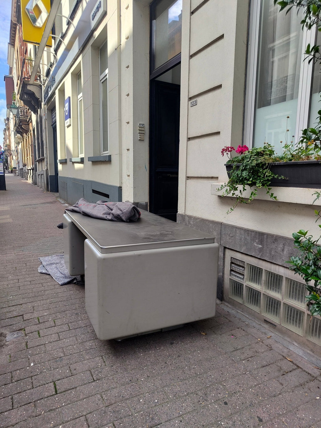 Sur le trottoir - Bureau de direction Prominent