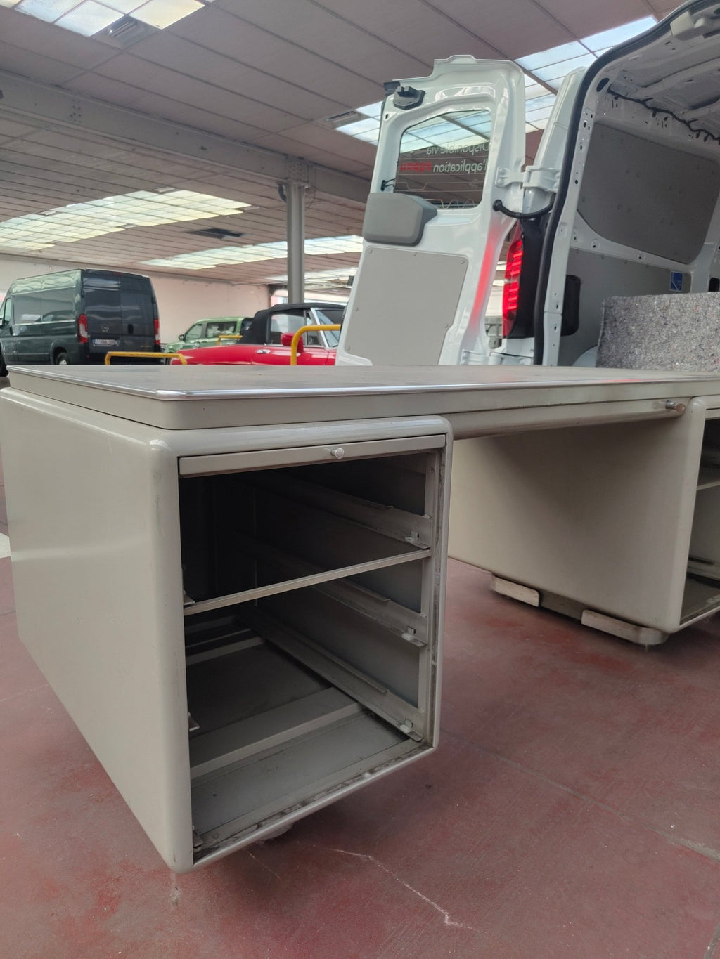 Caisson ouvert à étagères, dans un camion - Bureau de direction Prominent