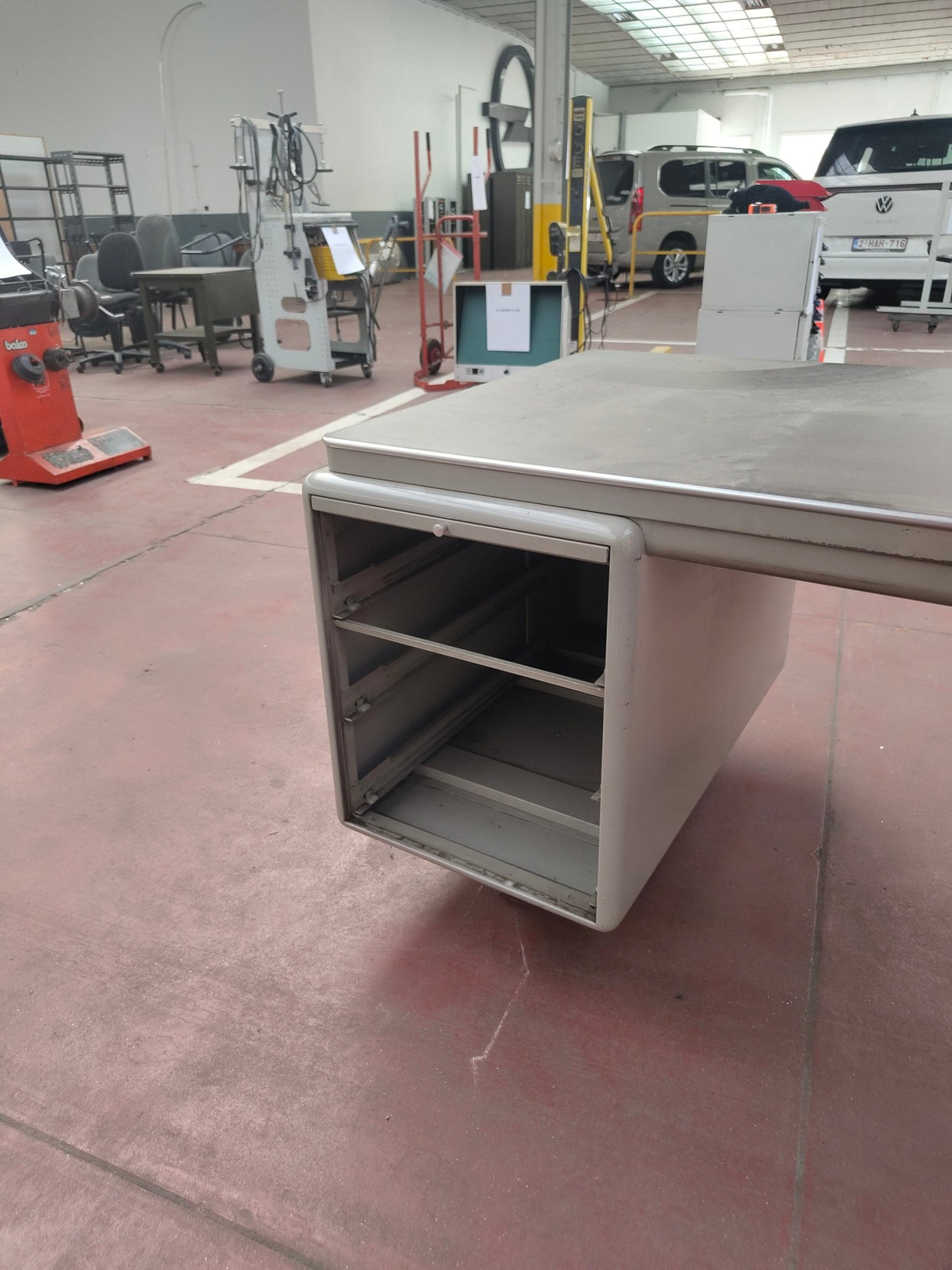Plateau et caisson ouvert, en atelier - Bureau de direction Prominent