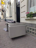 Sur le trottoir, autre angle - Bureau de direction Prominent