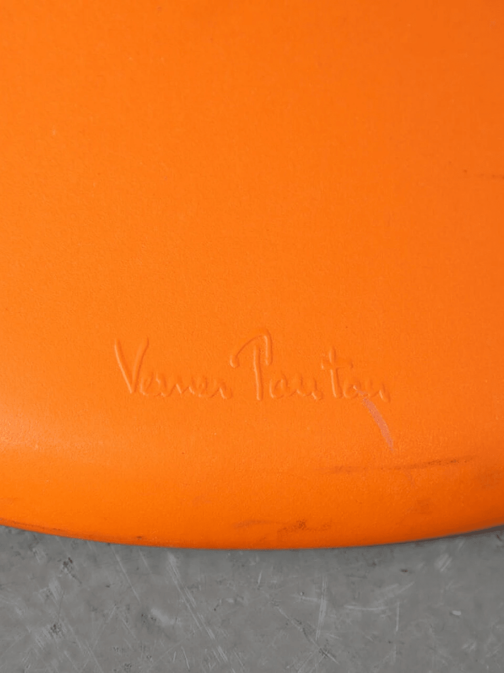 Détail du marquage en relief - Chaise Panton