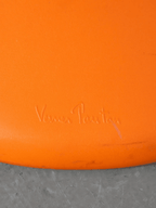 Détail du marquage en relief - Chaise Panton