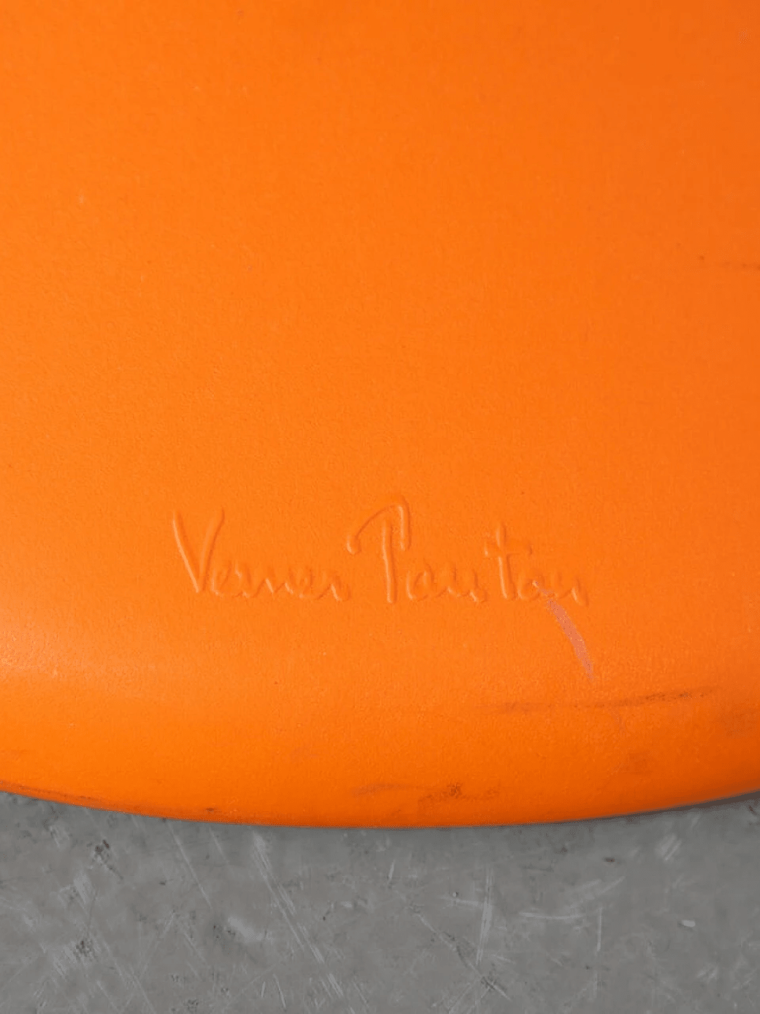 Détail du marquage en relief - Chaise Panton