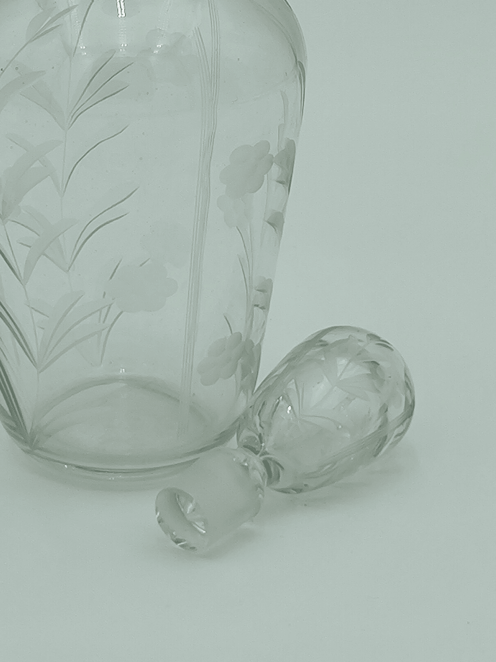 Detail of the engraving and stopper - Decanter
