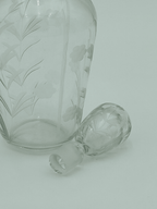 Detail of the engraving and stopper - Decanter
