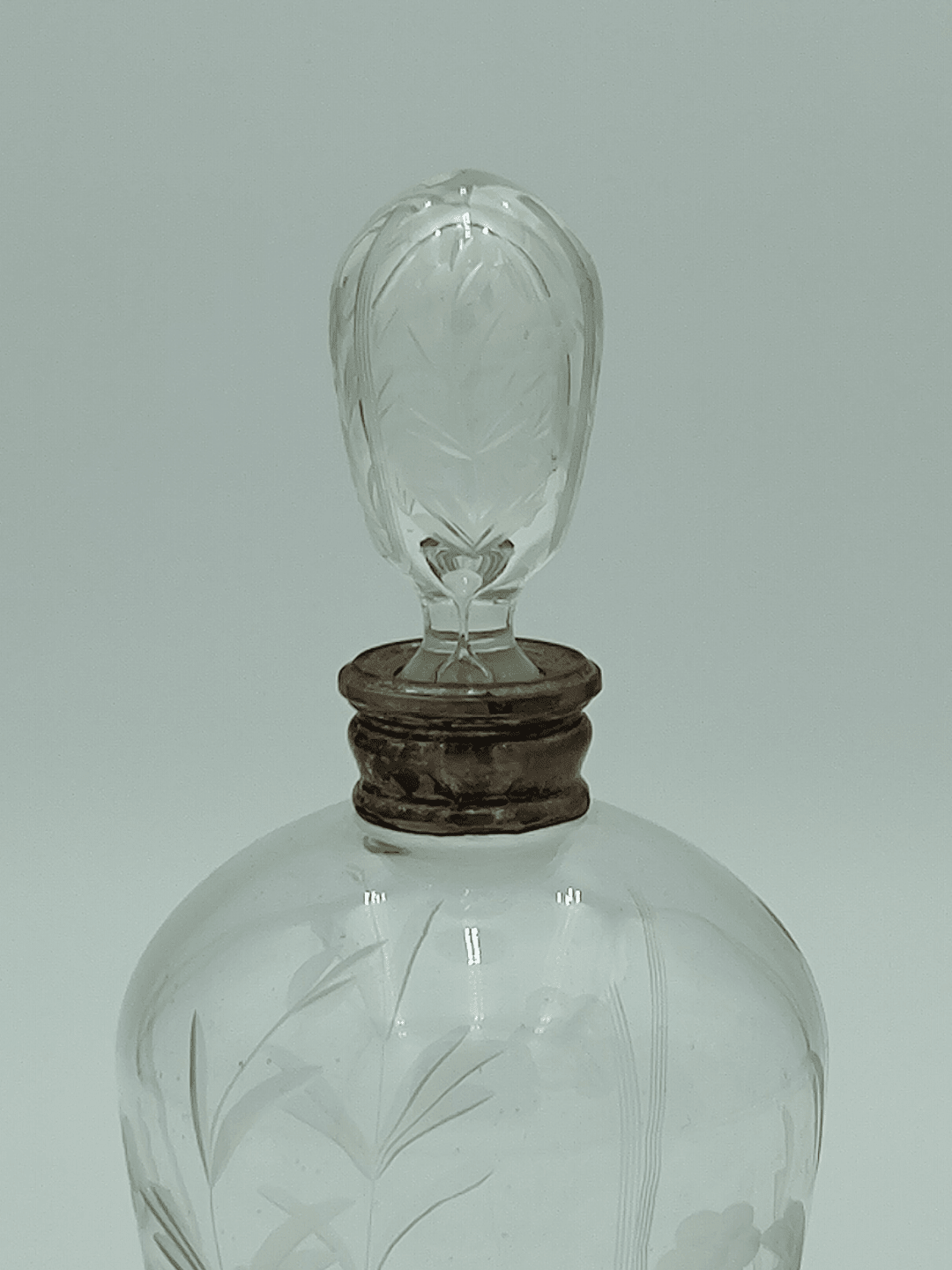 Détail du col et de la bague en argent - Décanteur