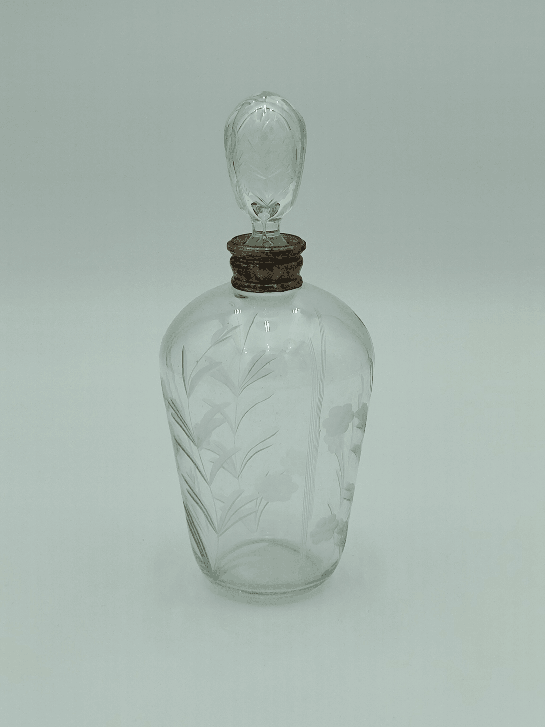 Décanteur, cristal gravé, bague en argent 800 (1930s)