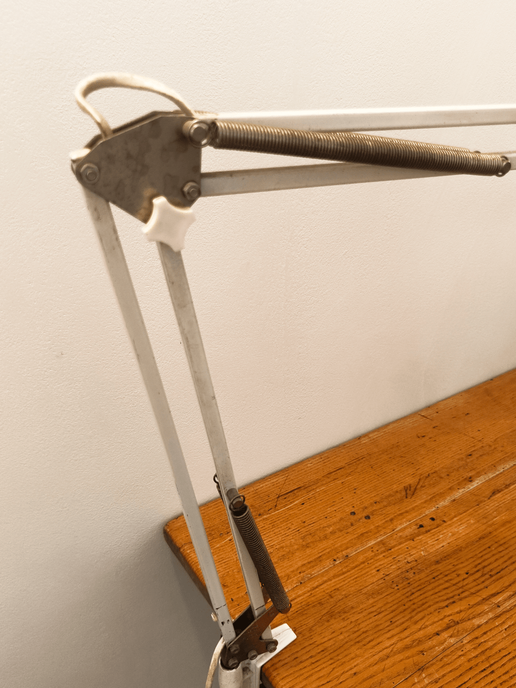Detail of the articulated arm and clamp - Articulated arm architect lamp