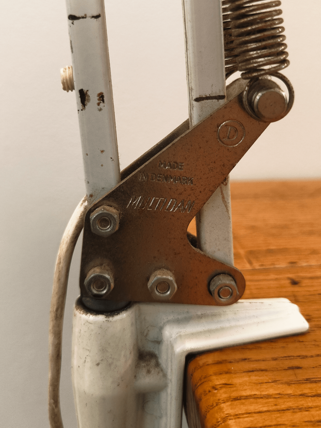 Detail of the joint and spring - Articulated arm architect lamp