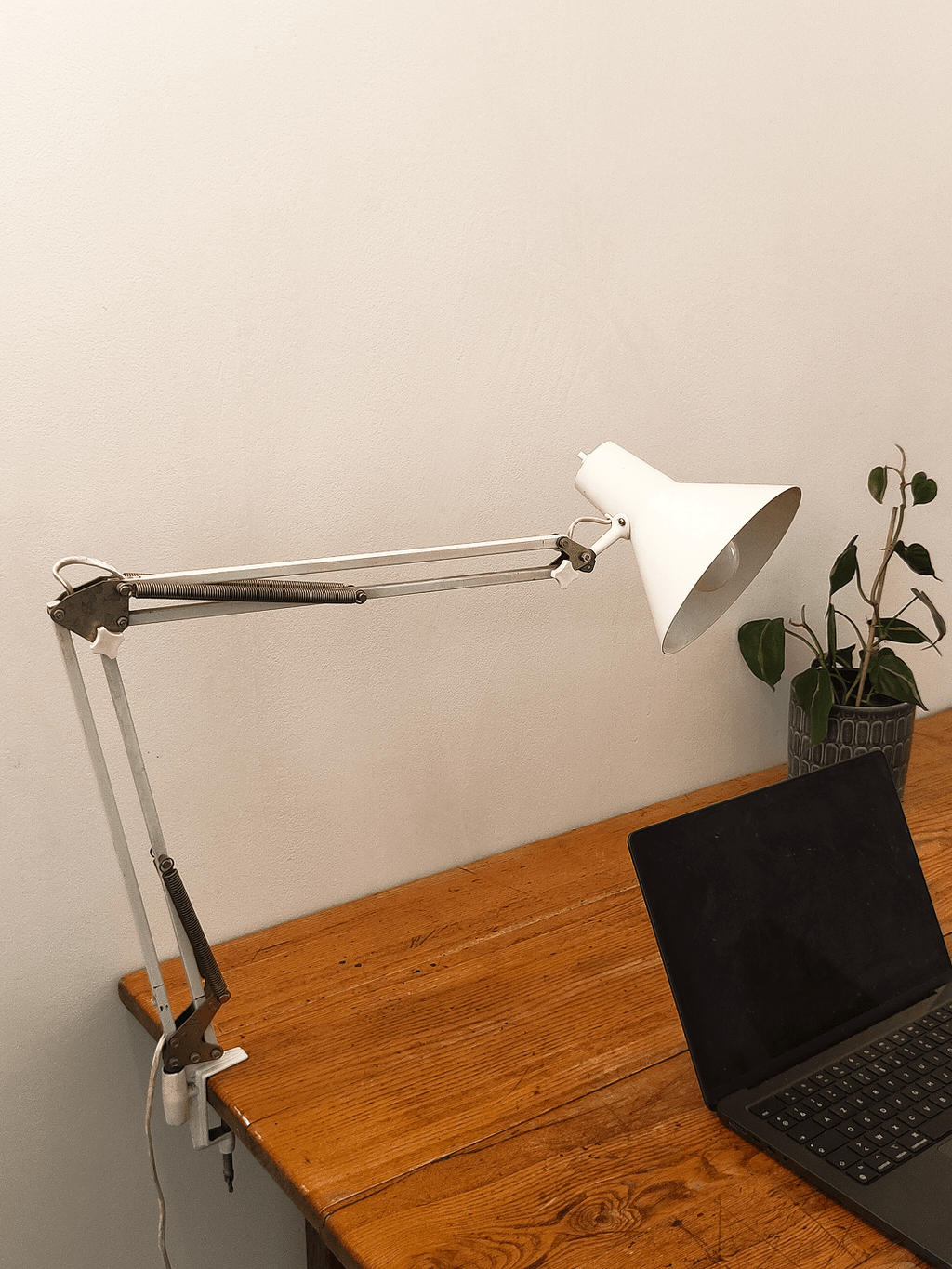 Articulated arm architect lamp, white steel (1980s)