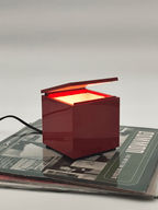 Allumée, couvercle entrouvert - Lampe de table Cuboluce