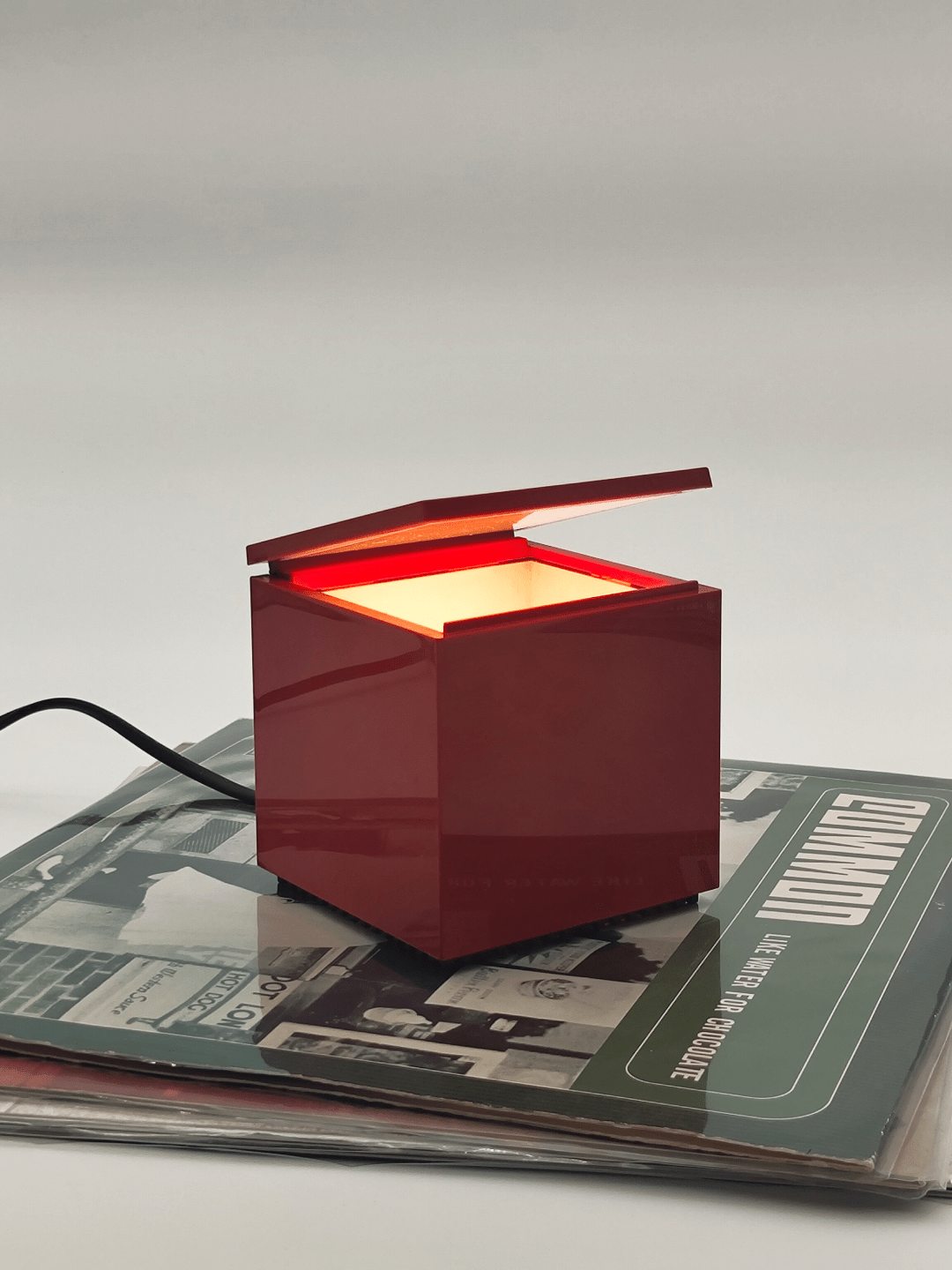 Allumée, couvercle entrouvert - Lampe de table Cuboluce