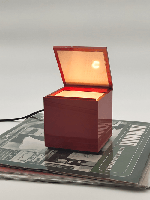 Allumée, couvercle ouvert - Lampe de table Cuboluce