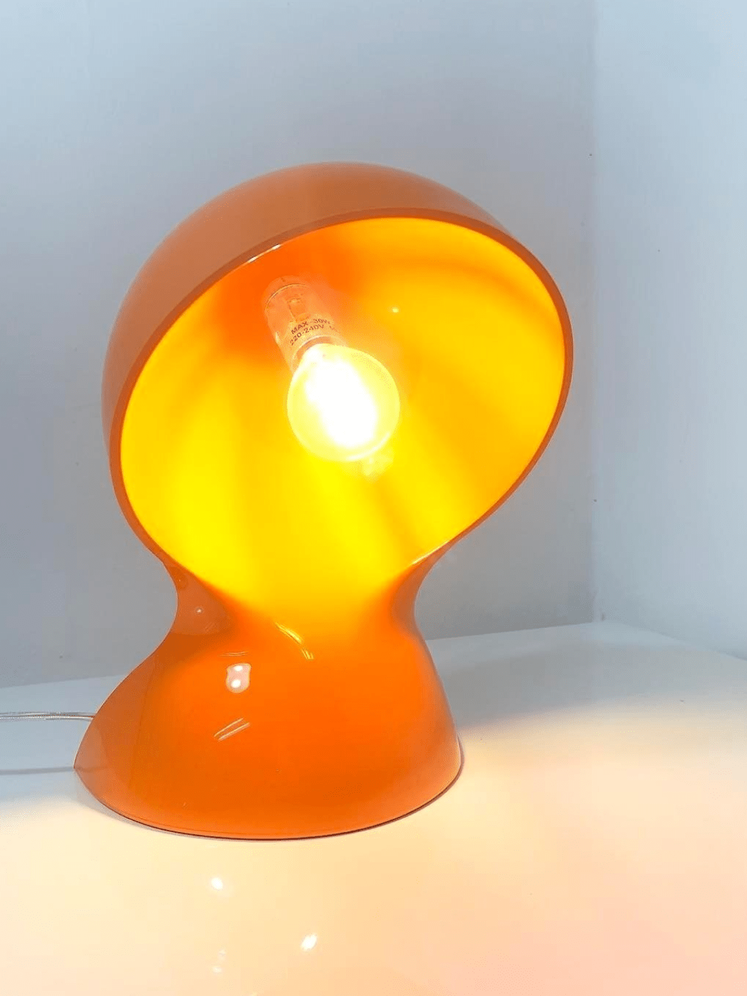 Allumée, vue de trois quarts - Lampe de table Dalù