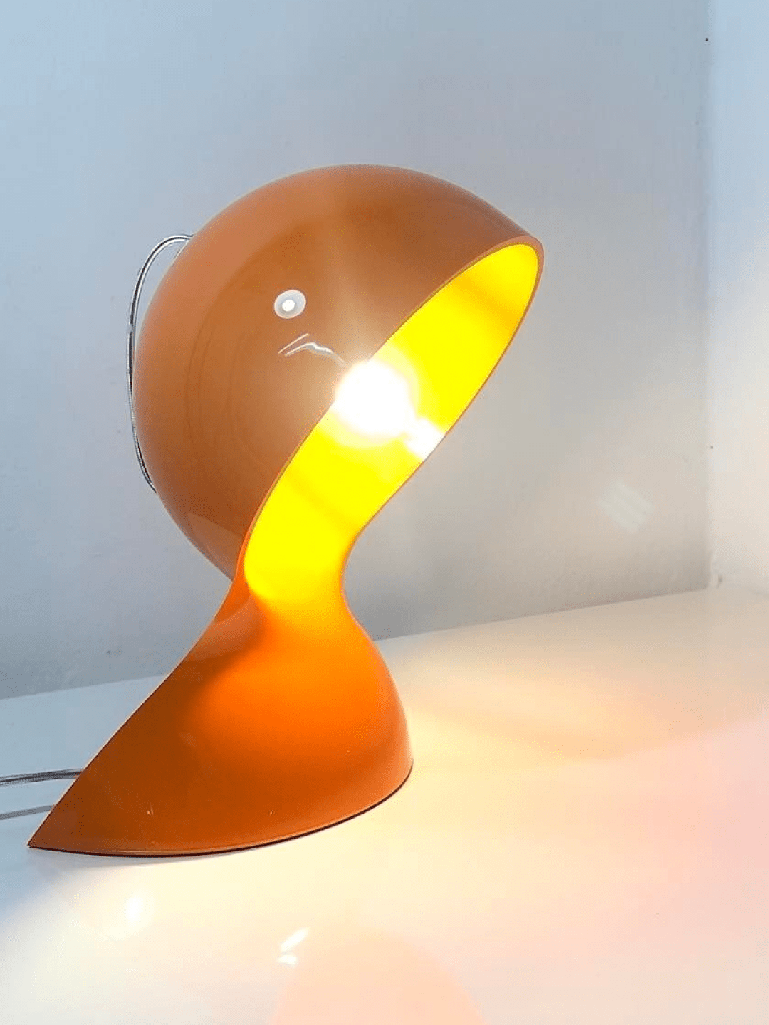 Allumée, vue de profil - Lampe de table Dalù