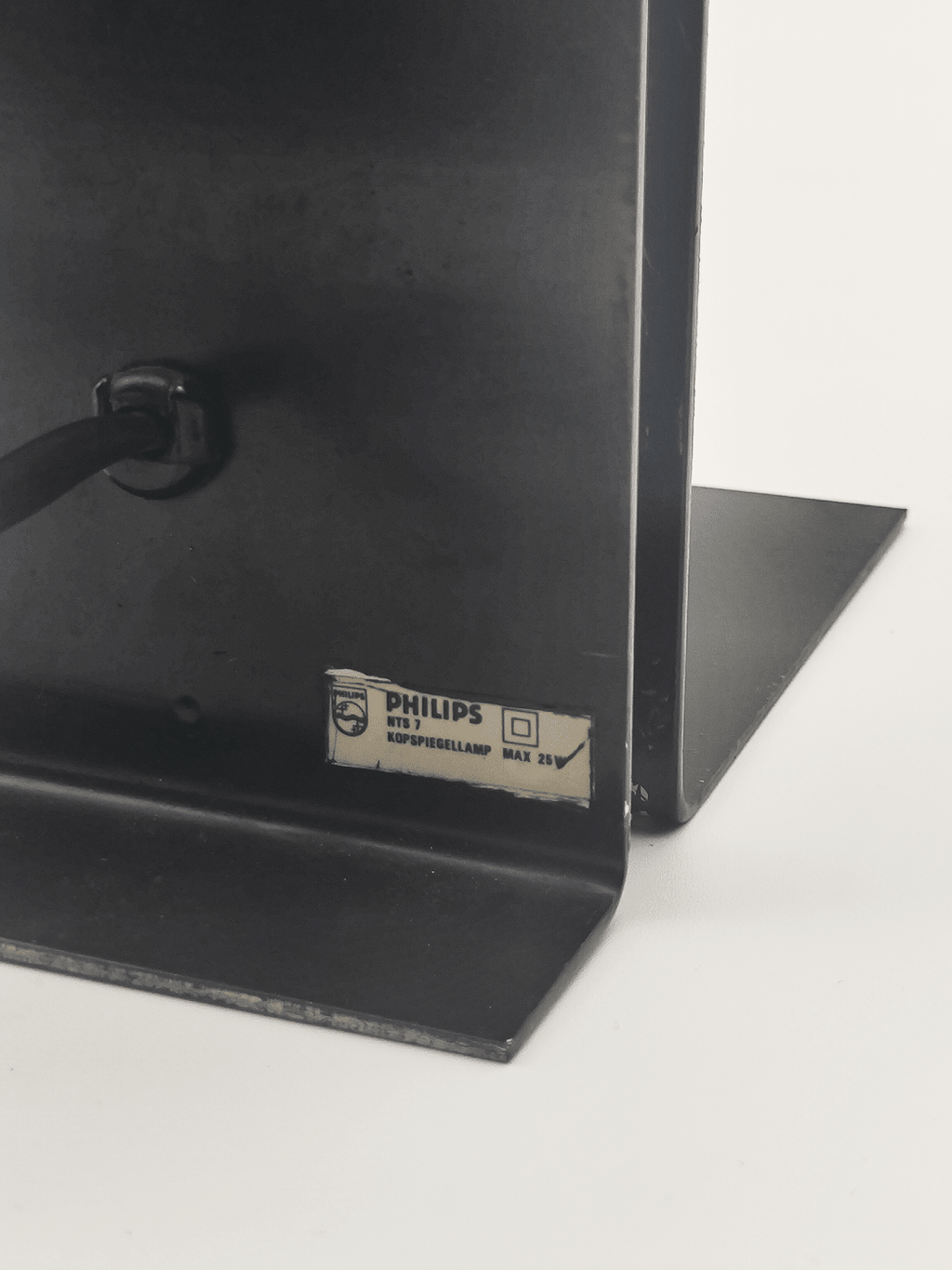 Détail de l'étiquette sur le pied - Lampe de table NTS 7