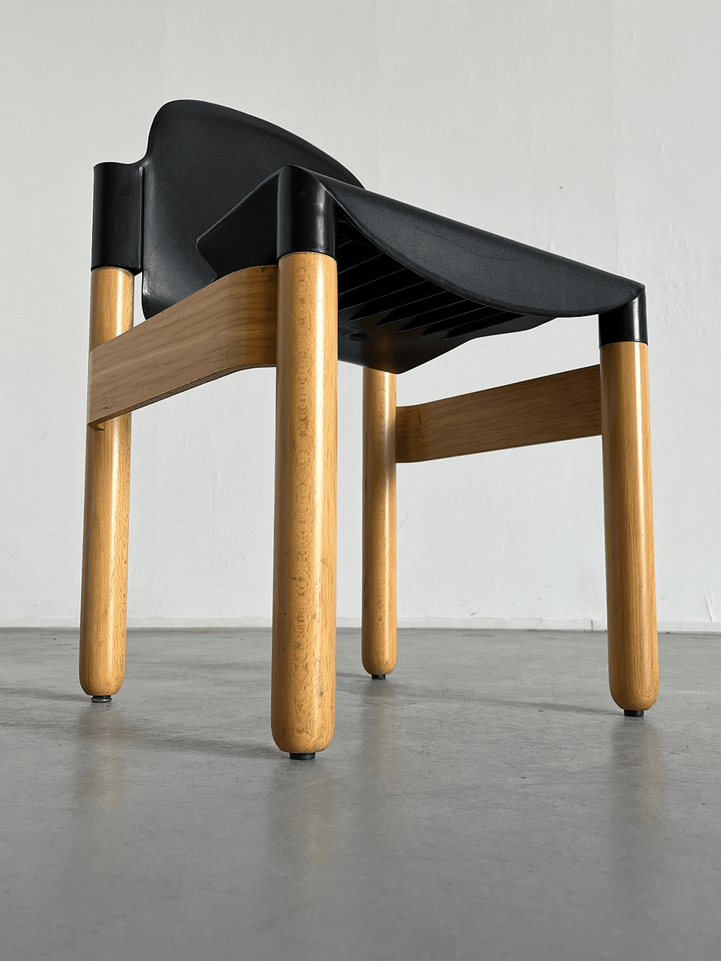 Détail de l'assise et des pieds, vue de côté - Lot de 5 chaises Flex