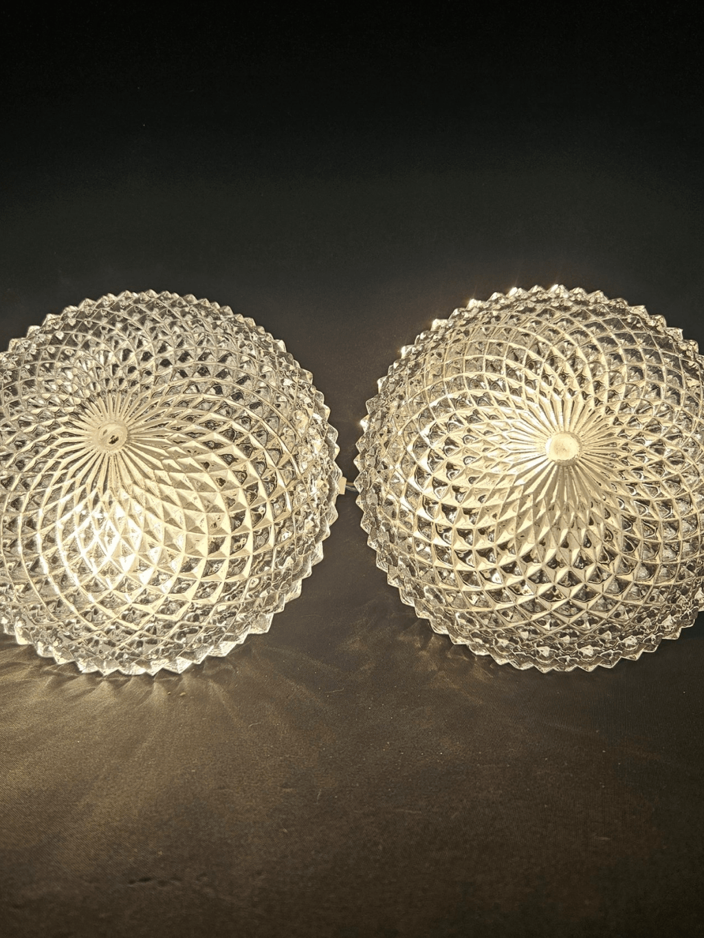 Les deux appliques allumées - Paire d'appliques ananas