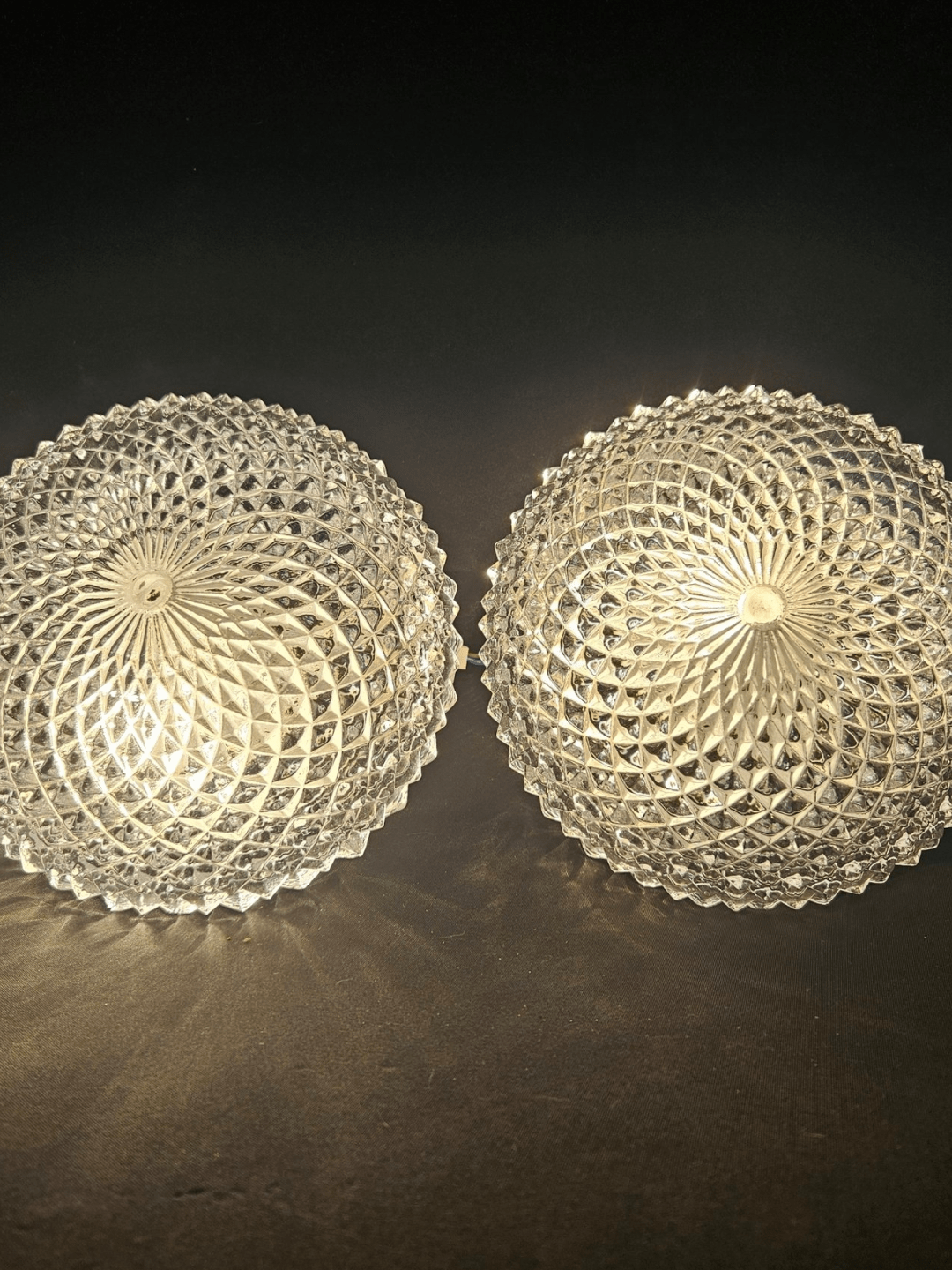 Les deux appliques allumées - Paire d'appliques ananas