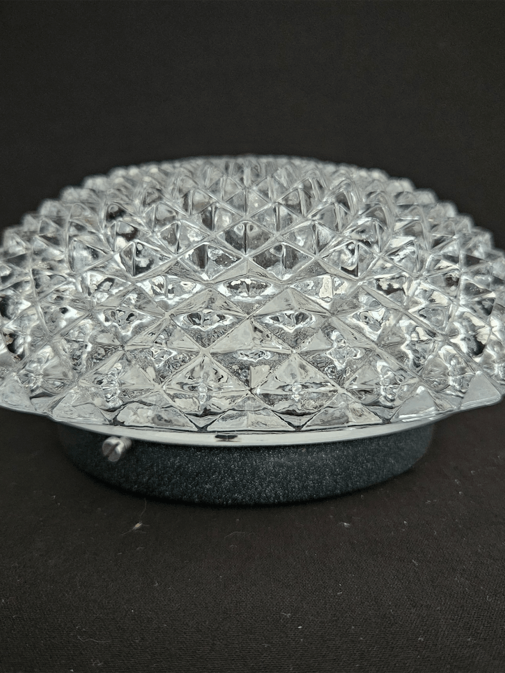 Vue de profil, embase métallique - Paire d'appliques ananas