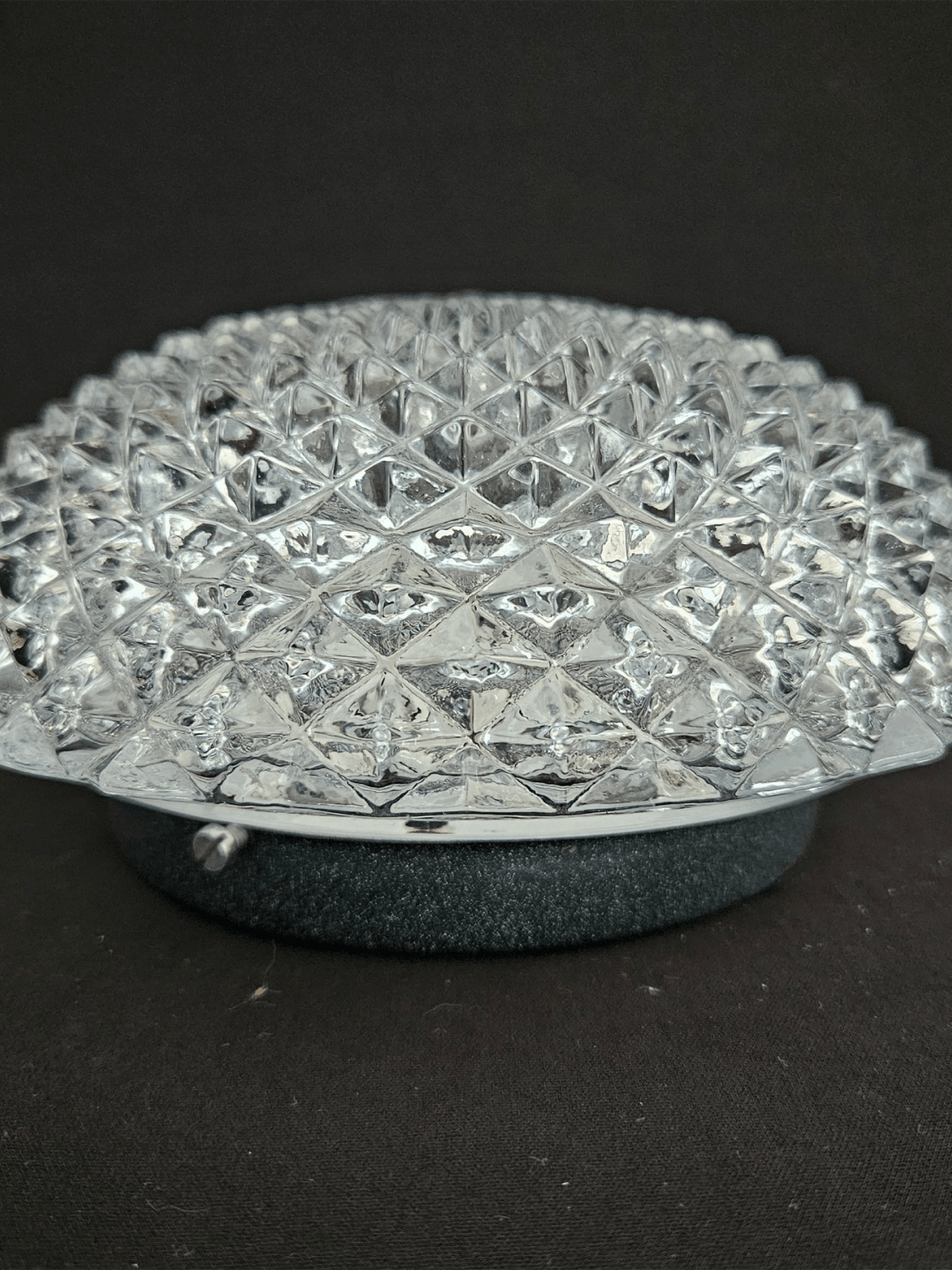 Vue de profil, embase métallique - Paire d'appliques ananas