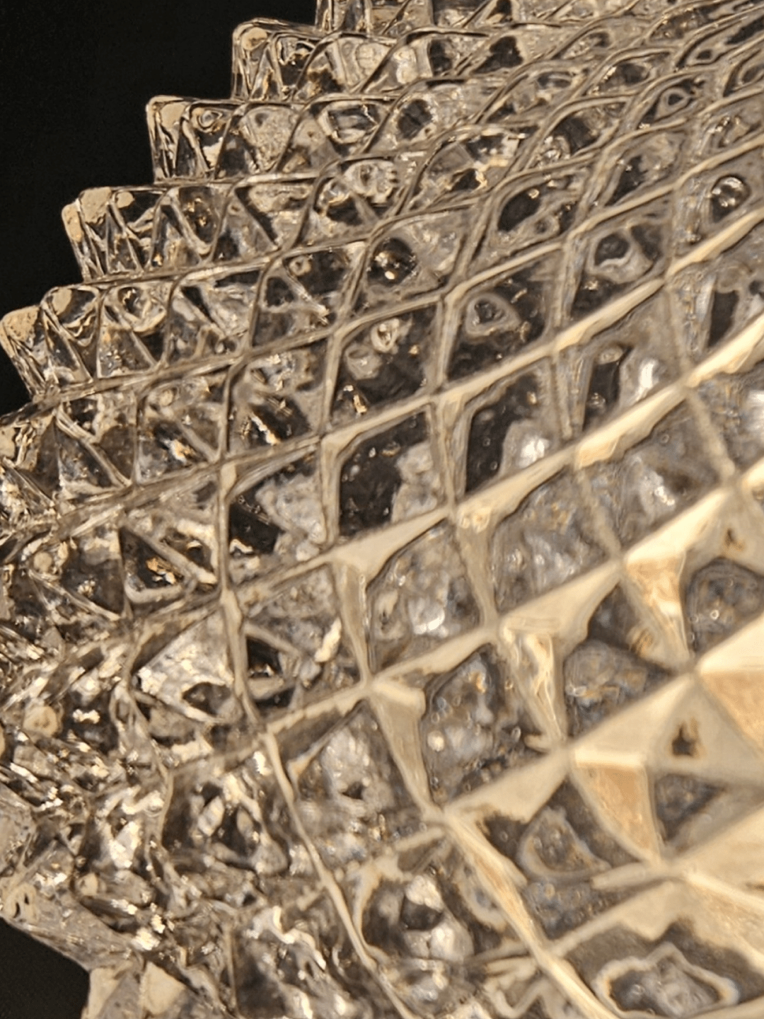Détail de la texture du verre, allumée - Paire d'appliques ananas
