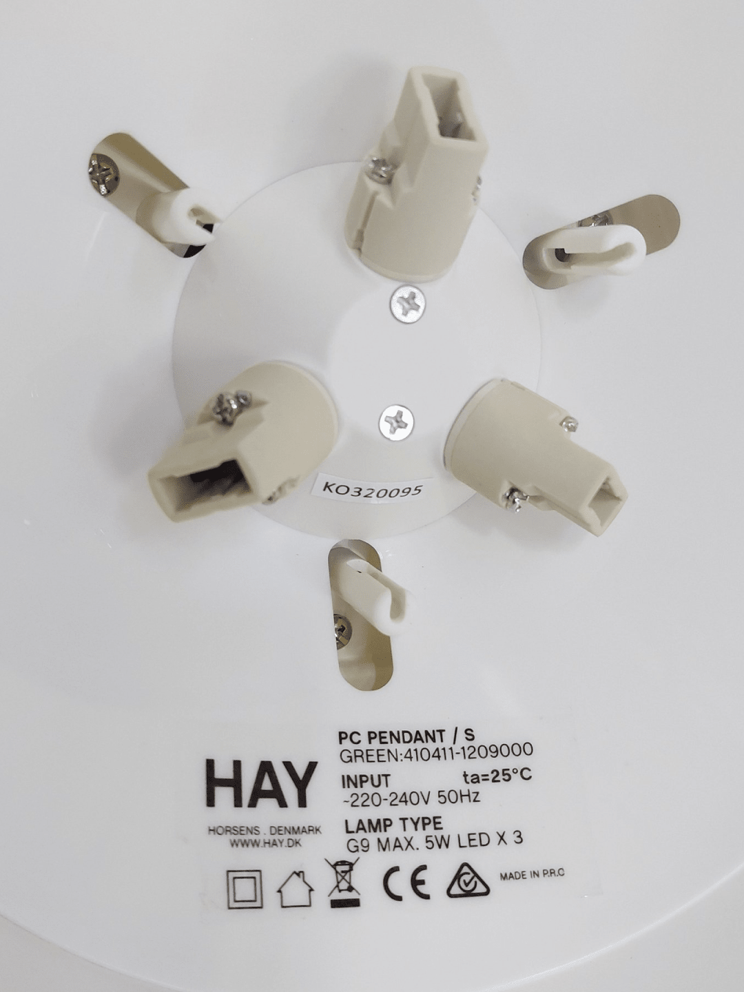 Detail of the HAY label and socket - Pair of PC Pendant S lamps