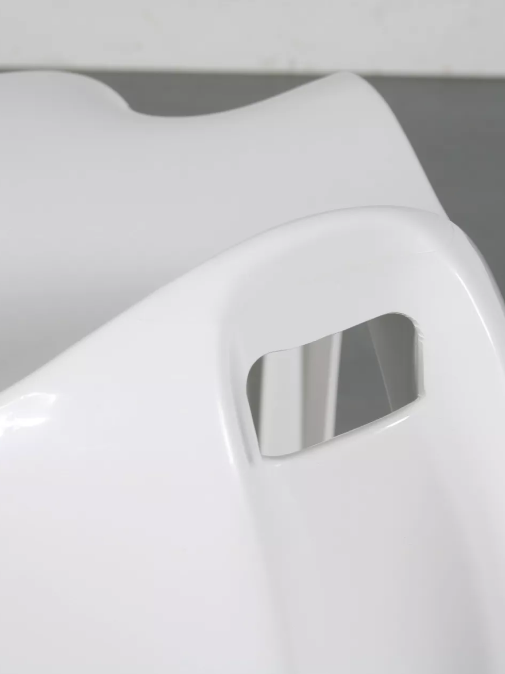 Detail of the cut-out handle - Pair of Casalino stools