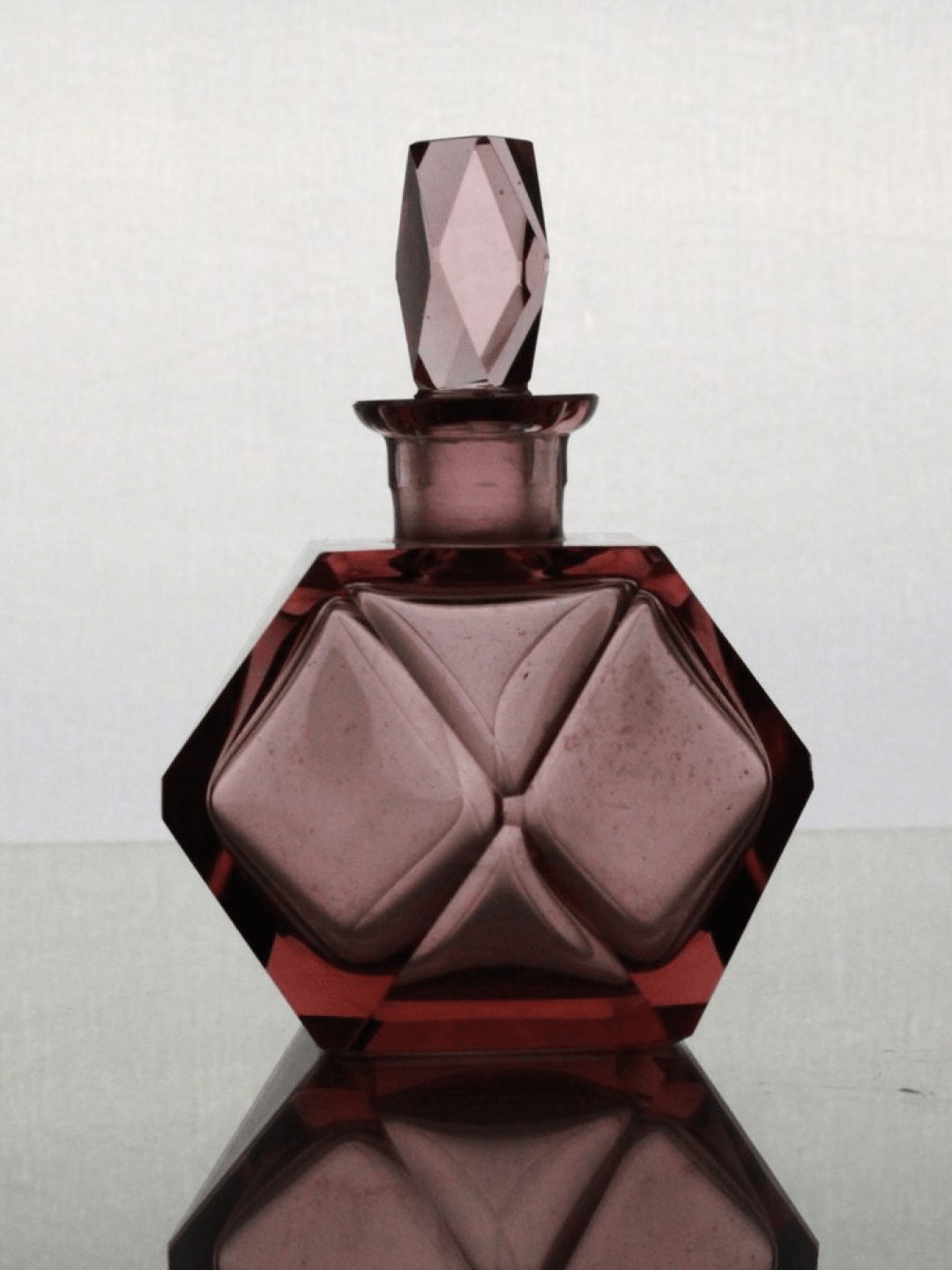 Service de toilette Art Déco, verre pressé violet (1920s-1930s)