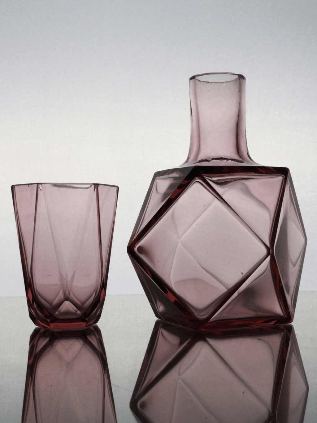 Carafe et verre côte à côte - Service de toilette Art Déco