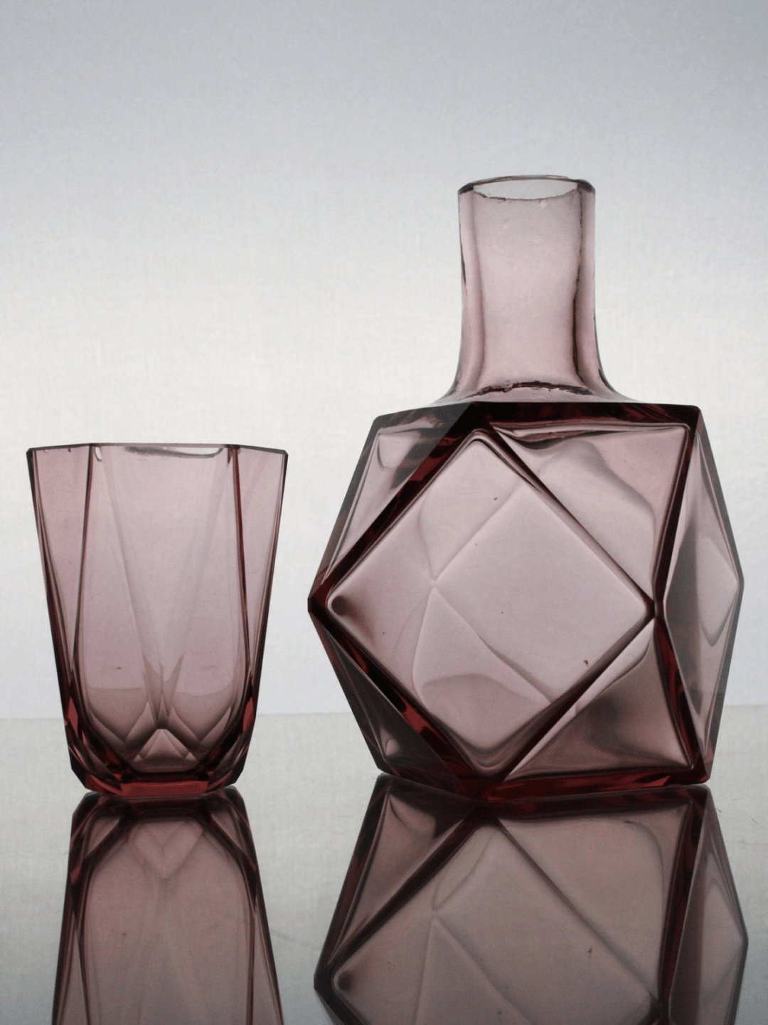 Carafe et verre côte à côte - Service de toilette Art Déco