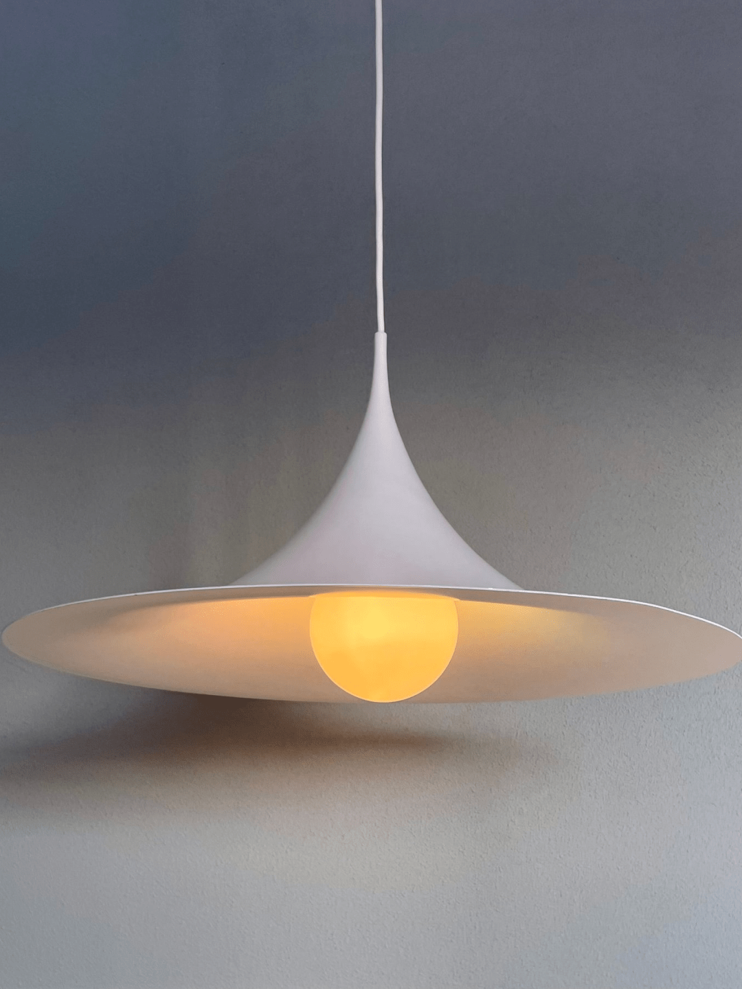 Allumée, ampoule visible - Suspension Semi