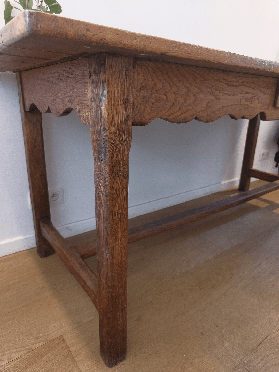 Détail du pied et de la traverse - Table de salle à manger