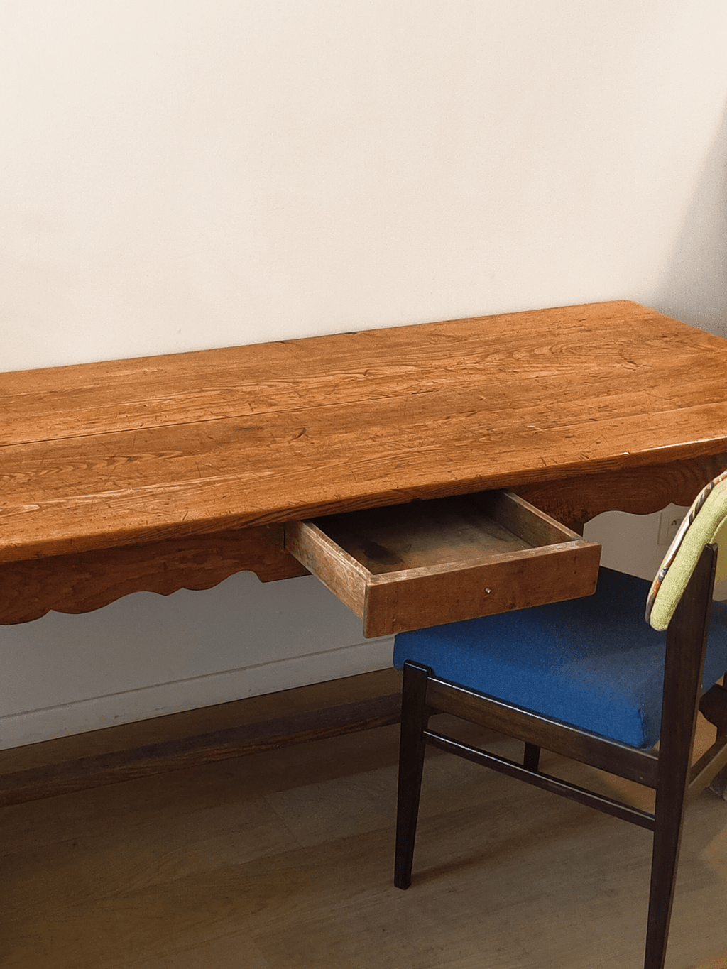 Open drawer - Dining table