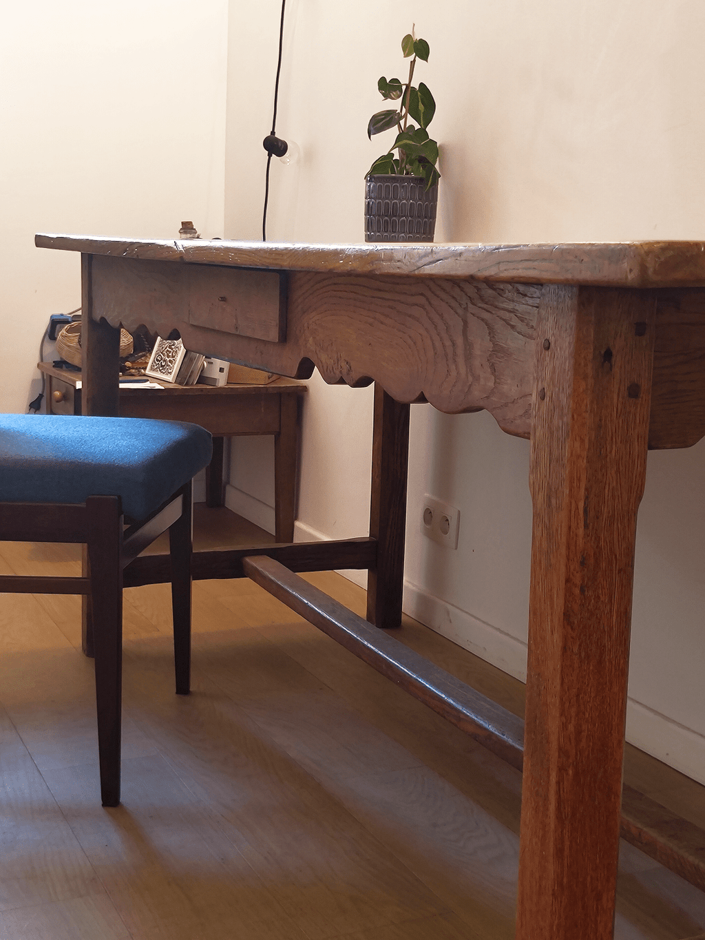 Three-quarter view, legs - Dining table