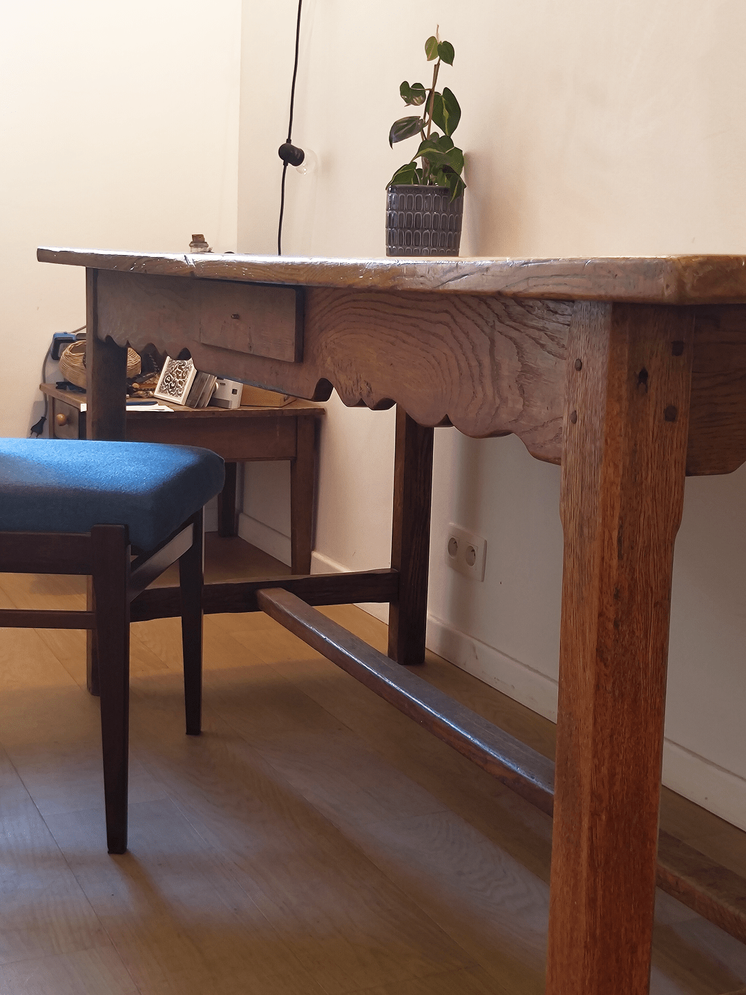 Vue de trois quarts, pieds - Table de salle à manger