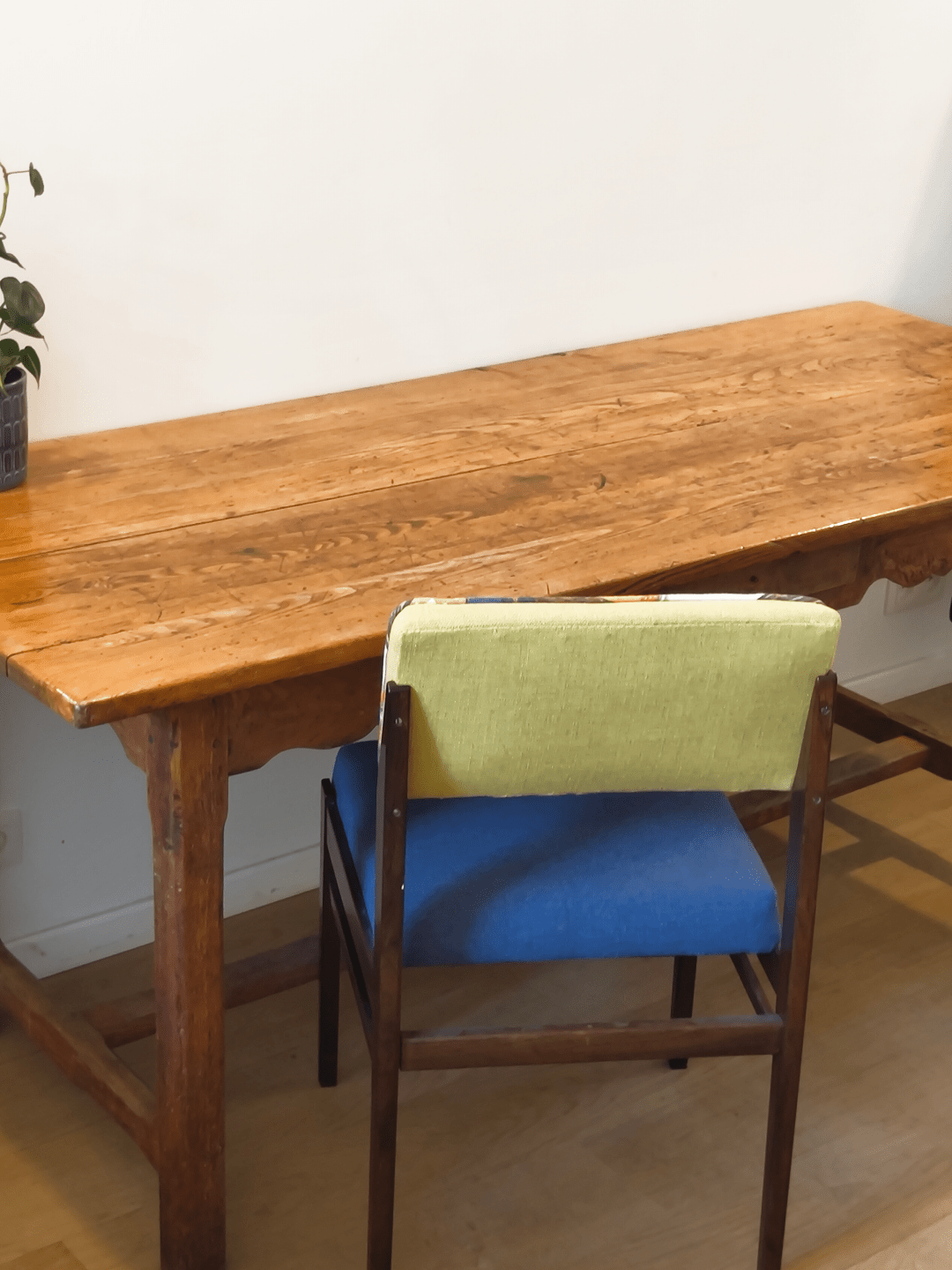 Detail of the tabletop, corner view - Dining table