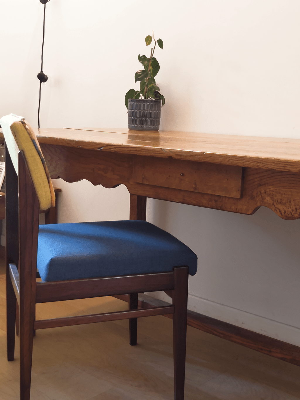 Detail of the scalloped apron, front view - Dining table